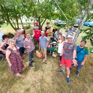 Groupe participant à une balade botanique